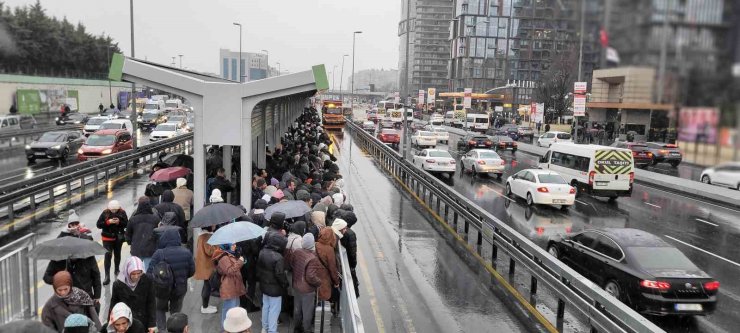 YENİBOSNA METROBÜS DURAĞINDA İNSAN SELİ