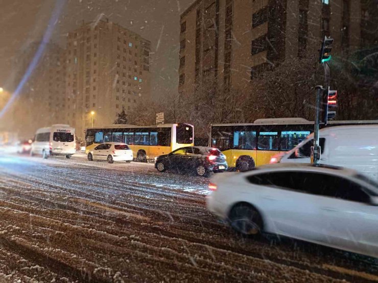 KARTAL’DA FRENLERİ TUTMAYAN İETT OTOBÜSÜ ŞOFÖRÜ YOLCULARI İNDİRDİ