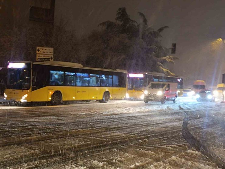 KARTAL’DA FRENLERİ TUTMAYAN İETT OTOBÜSÜ ŞOFÖRÜ YOLCULARI İNDİRDİ