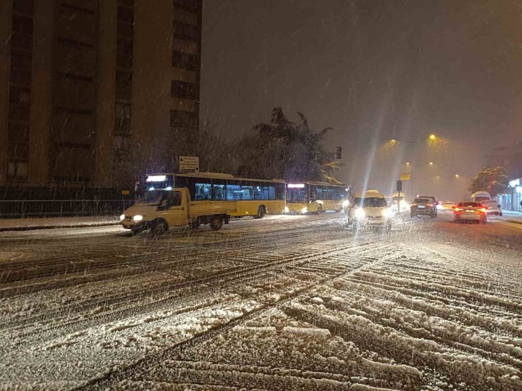 KARTAL’DA FRENLERİ TUTMAYAN İETT OTOBÜSÜ ŞOFÖRÜ YOLCULARI İNDİRDİ