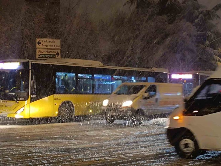 KARTAL’DA FRENLERİ TUTMAYAN İETT OTOBÜSÜ ŞOFÖRÜ YOLCULARI İNDİRDİ