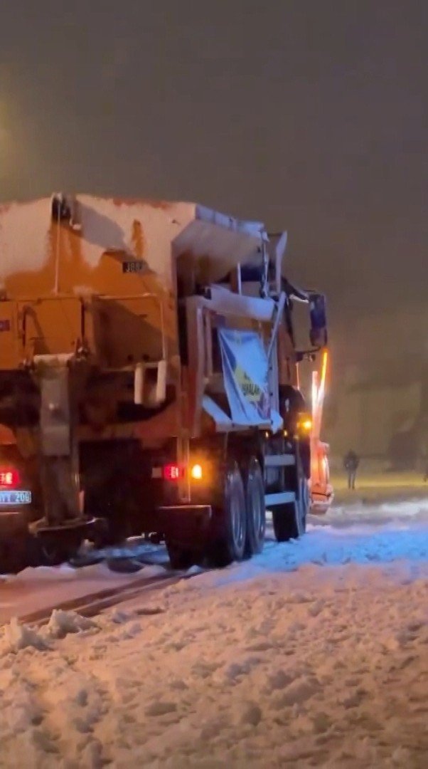 MALTEPE’DE YOLU AÇMAYA GELEN İBB KAR KÜREME ARACI YOLDA KALDI