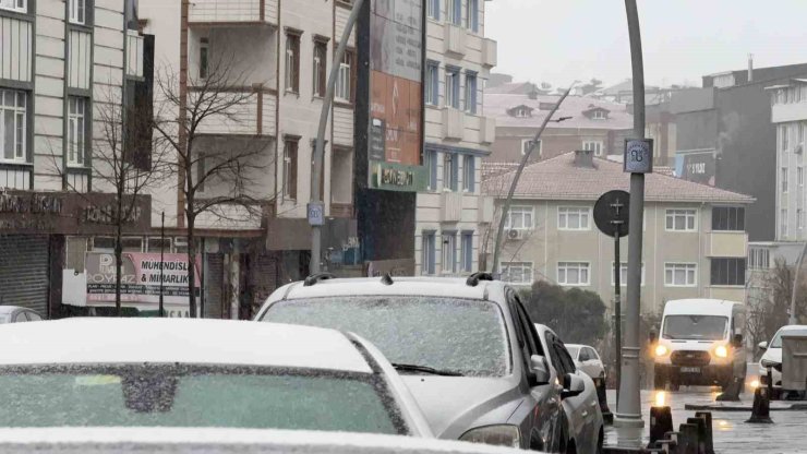 İSTANBUL’DA BEKLENEN KAR YAĞIŞI BAŞLADI