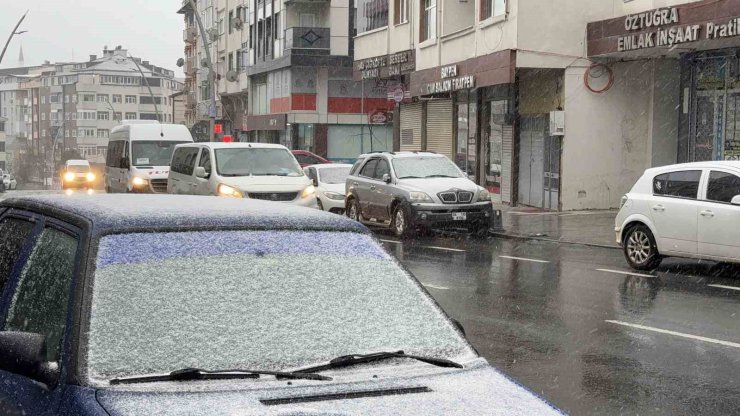 İSTANBUL’DA BEKLENEN KAR YAĞIŞI BAŞLADI