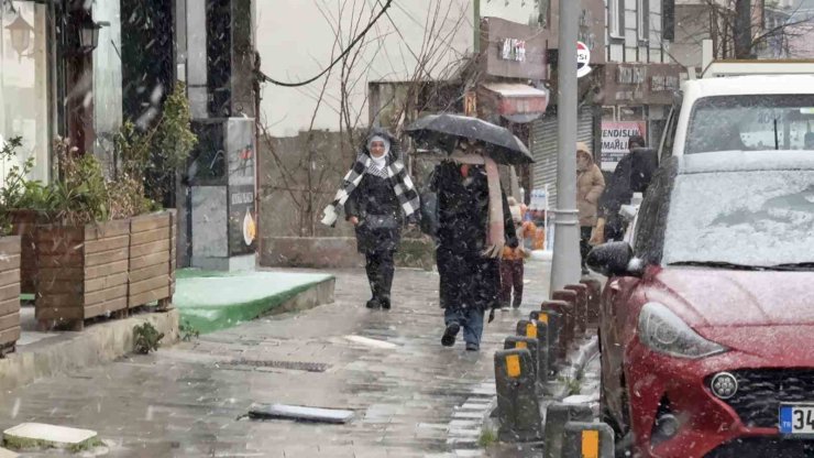 İSTANBUL’DA BEKLENEN KAR YAĞIŞI BAŞLADI