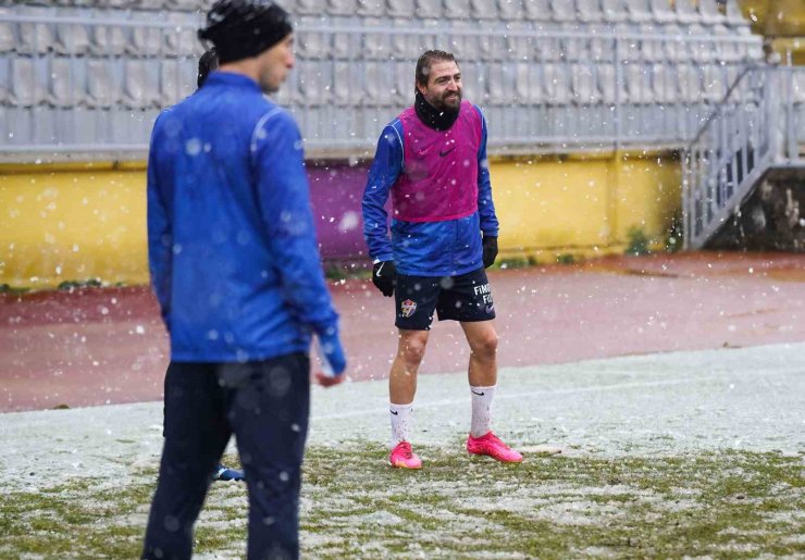 EYÜPSPOR, BEŞİKTAŞ MAÇI HAZIRLIKLARINA KAR YAĞIŞI ALTINDA DEVAM ETTİ