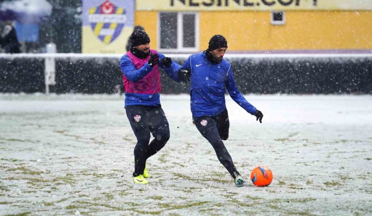 EYÜPSPOR, BEŞİKTAŞ MAÇI HAZIRLIKLARINA KAR YAĞIŞI ALTINDA DEVAM ETTİ