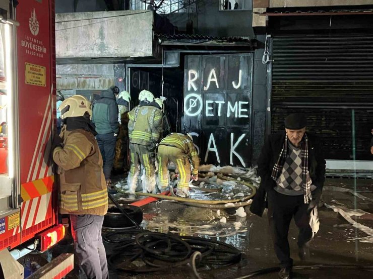 BAYRAMPAŞA’DA TEK KATLI OTOPARKTA YANGIN