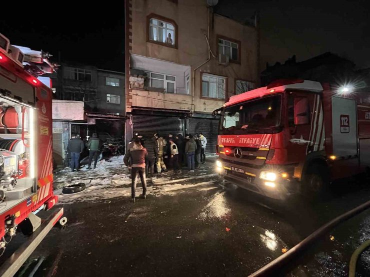 BAYRAMPAŞA’DA TEK KATLI OTOPARKTA YANGIN