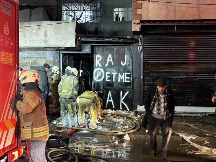 BAYRAMPAŞA’DA TEK KATLI OTOPARKTA YANGIN