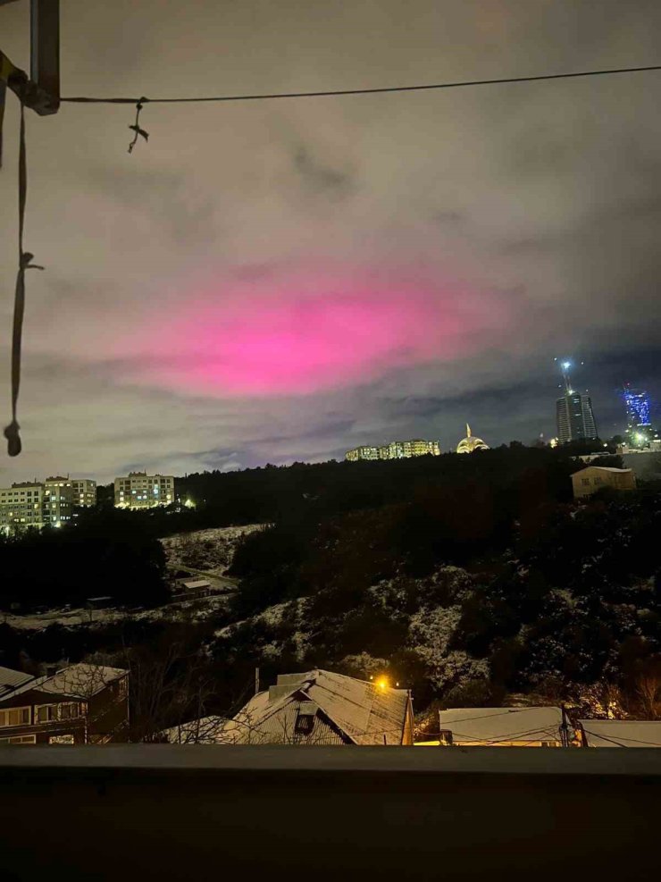 İSTANBUL’DA GÖKYÜZÜNDE PEMBE BULUT KÜMELERİ GÖRÜLDÜ