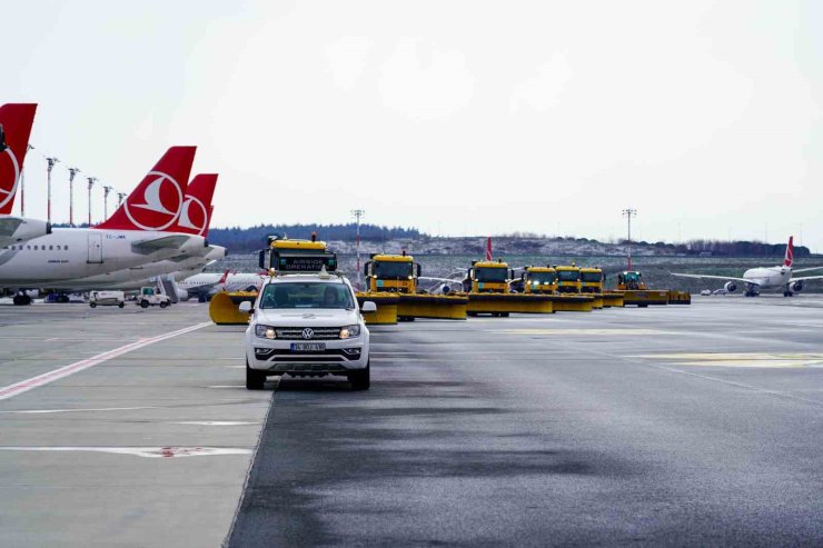 İSTANBUL HAVALİMANI’NDA KARLA MÜCADELE ÇALIŞMASI