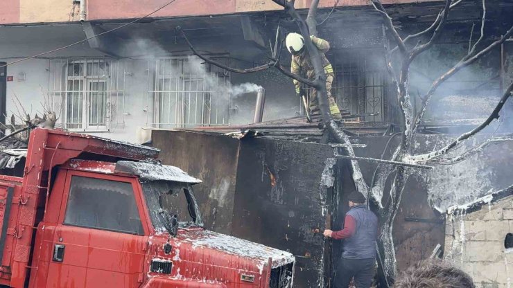 BAŞAKŞEHİR’DE LASTİK DÜKKANI ALEV ALEV YANDI, O ANLAR KAMERADA