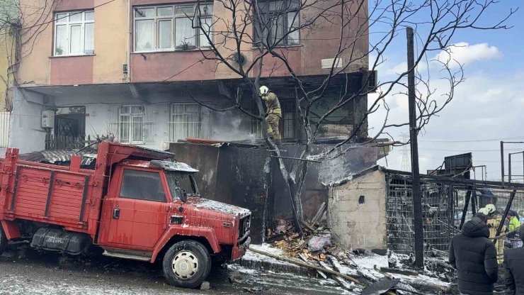 BAŞAKŞEHİR’DE LASTİK DÜKKANI ALEV ALEV YANDI, O ANLAR KAMERADA