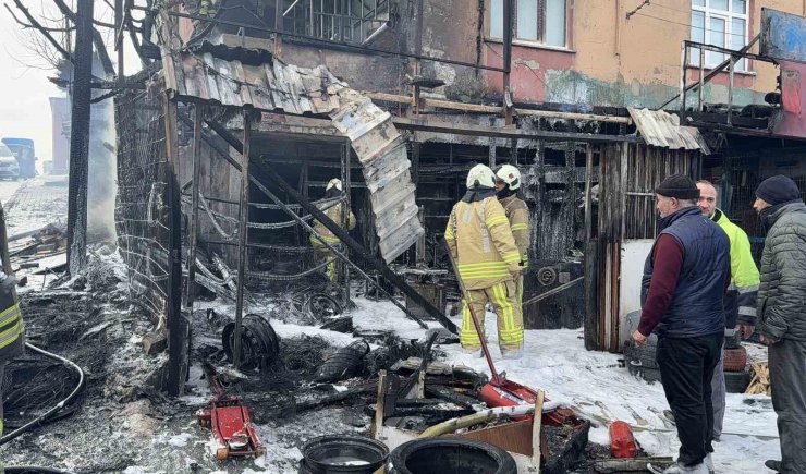 BAŞAKŞEHİR’DE LASTİK DÜKKANI ALEV ALEV YANDI, O ANLAR KAMERADA