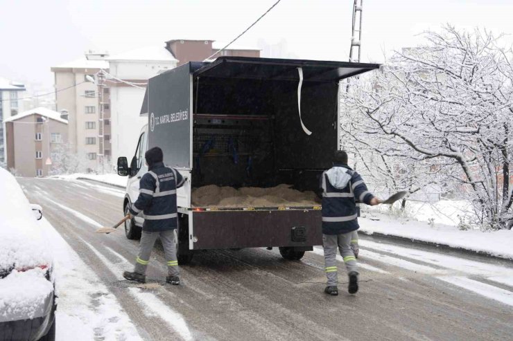 KARTAL BELEDİYESİ EKİPLERİ KARLA MÜCADELE ÇALIŞMALARINI ARALIKSIZ SÜRDÜRÜYOR