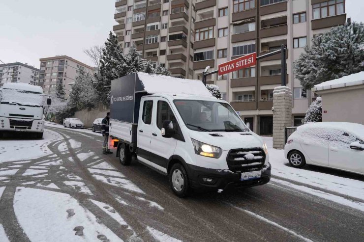 KARTAL BELEDİYESİ EKİPLERİ KARLA MÜCADELE ÇALIŞMALARINI ARALIKSIZ SÜRDÜRÜYOR