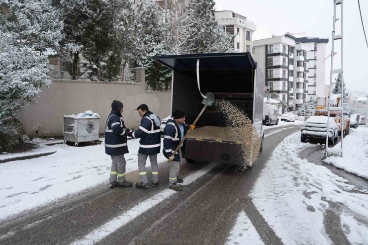 KARTAL BELEDİYESİ EKİPLERİ KARLA MÜCADELE ÇALIŞMALARINI ARALIKSIZ SÜRDÜRÜYOR