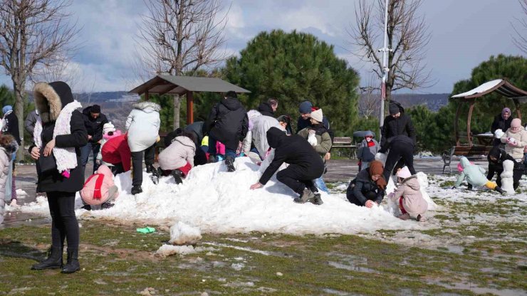 ARNAVUTKÖY’DE KAR FESTİVALİ RENKLİ GÖRÜNTÜLERE SAHNE OLDU