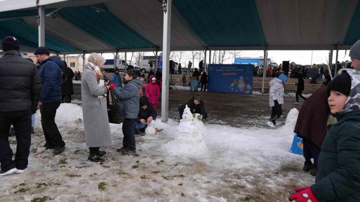 ARNAVUTKÖY’DE KAR FESTİVALİ RENKLİ GÖRÜNTÜLERE SAHNE OLDU