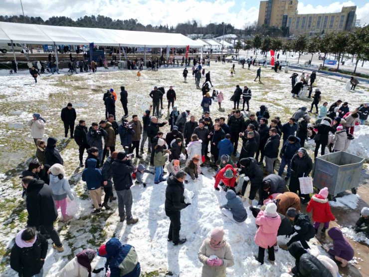 ARNAVUTKÖY’DE KAR FESTİVALİ RENKLİ GÖRÜNTÜLERE SAHNE OLDU