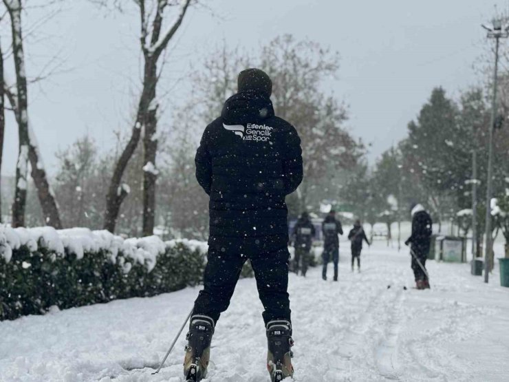 ULUDAĞ’DA DEĞİL ESENLER’DE KAYAK YAPTILAR