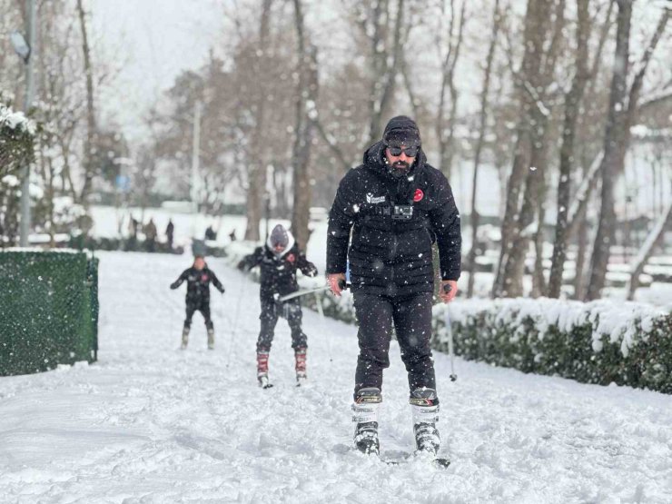 ULUDAĞ’DA DEĞİL ESENLER’DE KAYAK YAPTILAR