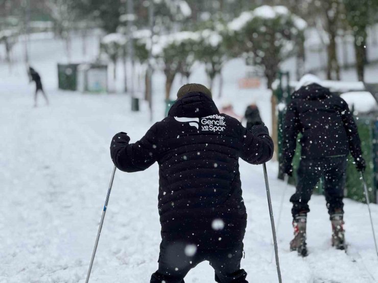 ULUDAĞ’DA DEĞİL ESENLER’DE KAYAK YAPTILAR