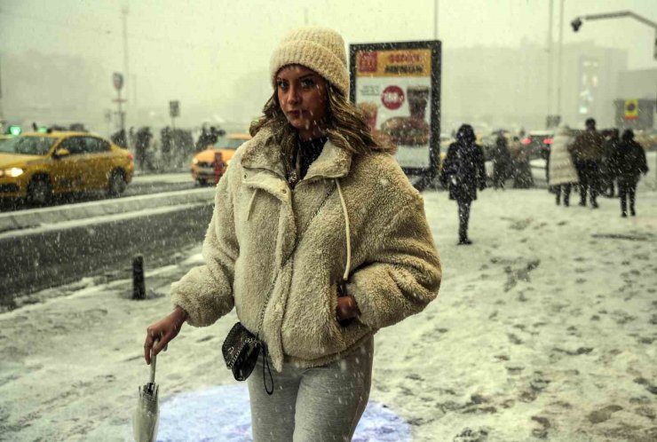 TAKSİM’DE AKŞAM SAATLERİNDE KAR YAĞIŞI ETKİLİ OLDU