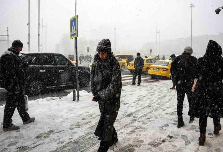 TAKSİM’DE AKŞAM SAATLERİNDE KAR YAĞIŞI ETKİLİ OLDU