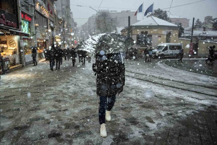 TAKSİM’DE AKŞAM SAATLERİNDE KAR YAĞIŞI ETKİLİ OLDU