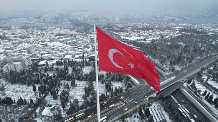 KARLA BÜTÜNLEŞEN EDİRNEKAPI ŞEHİTLİĞİ’NDEKİ DEV TÜRK BAYRAĞI HAVADAN GÖRÜNTÜLENDİ