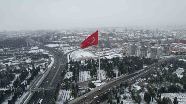 KARLA BÜTÜNLEŞEN EDİRNEKAPI ŞEHİTLİĞİ’NDEKİ DEV TÜRK BAYRAĞI HAVADAN GÖRÜNTÜLENDİ