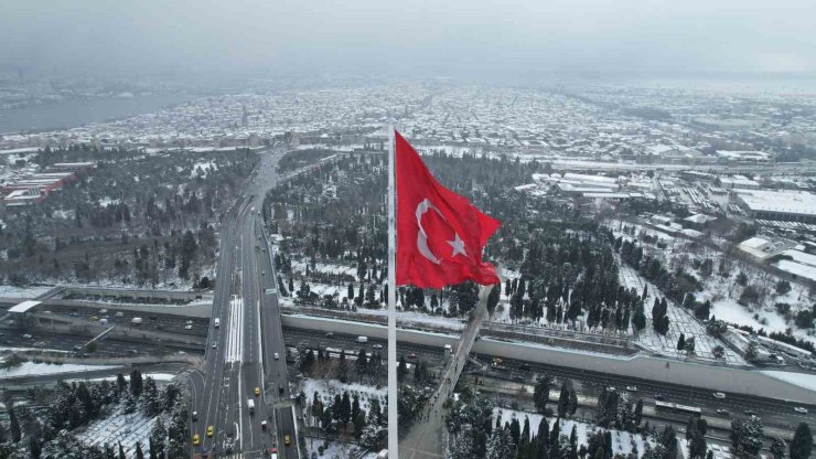 KARLA BÜTÜNLEŞEN EDİRNEKAPI ŞEHİTLİĞİ’NDEKİ DEV TÜRK BAYRAĞI HAVADAN GÖRÜNTÜLENDİ