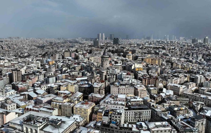 İSTANBUL’UN TARİHİ SİMGELERİ BEYAZA BÜRÜNDÜ