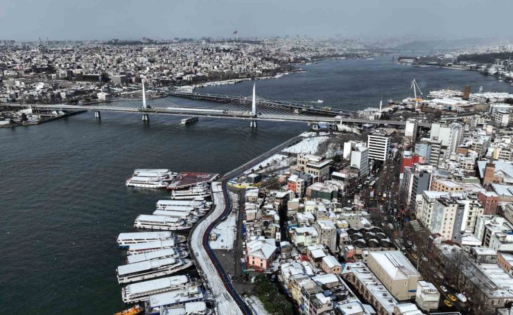 İSTANBUL’UN TARİHİ SİMGELERİ BEYAZA BÜRÜNDÜ