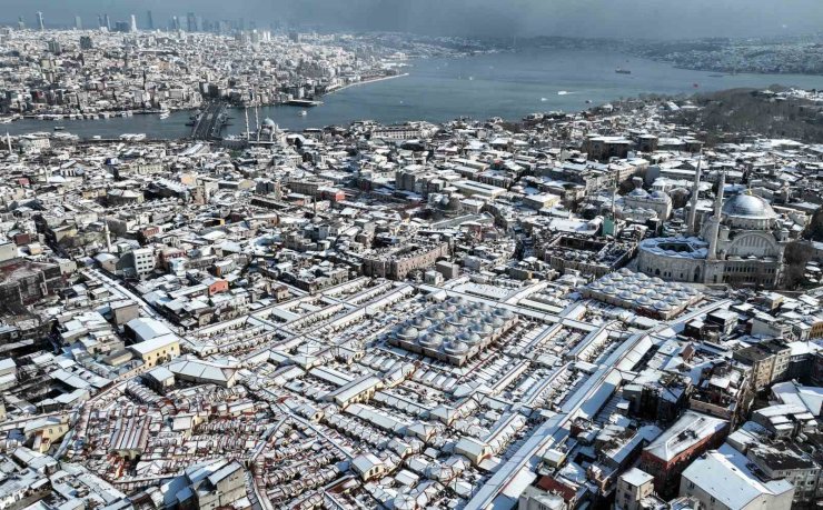 İSTANBUL’UN TARİHİ SİMGELERİ BEYAZA BÜRÜNDÜ