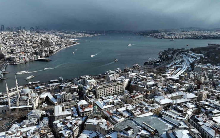 İSTANBUL’UN TARİHİ SİMGELERİ BEYAZA BÜRÜNDÜ