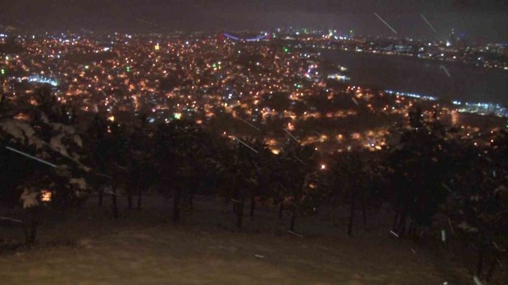 İSTANBUL’DA GECE SAATLERİNDE KAR YAĞIŞI ETKİLİ OLDU