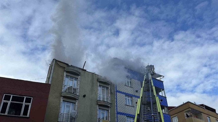 ARNAVUTKÖY’DE KORKUTAN YANGIN, ÇATI ALEV ALEV YANDI