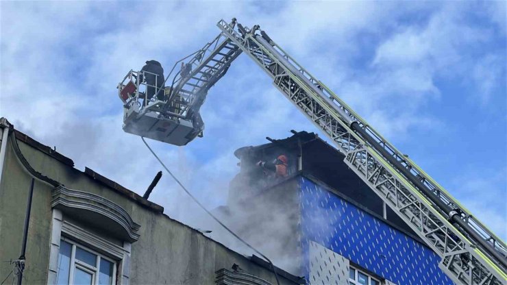 ARNAVUTKÖY’DE KORKUTAN YANGIN, ÇATI ALEV ALEV YANDI