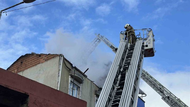 ARNAVUTKÖY’DE KORKUTAN YANGIN, ÇATI ALEV ALEV YANDI