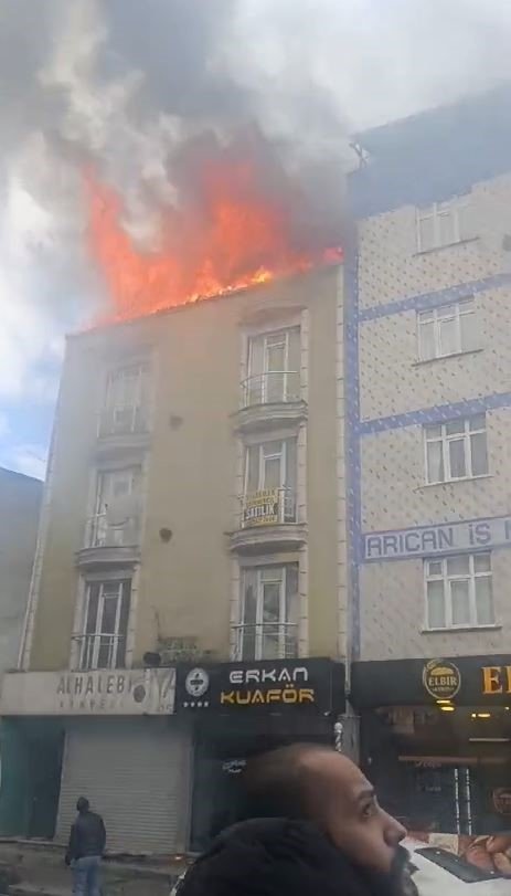 ARNAVUTKÖY’DE KORKUTAN YANGIN, ÇATI ALEV ALEV YANDI