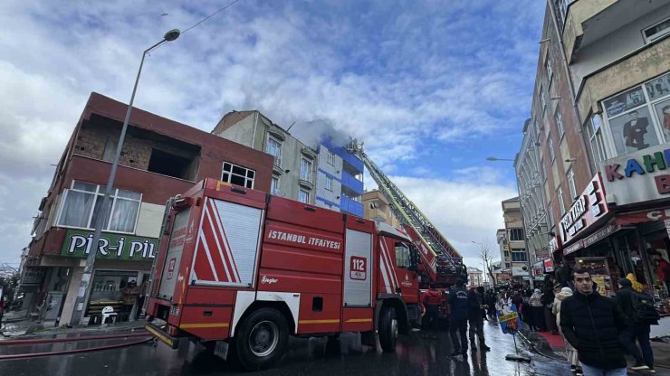 ARNAVUTKÖY’DE KORKUTAN YANGIN, ÇATI ALEV ALEV YANDI