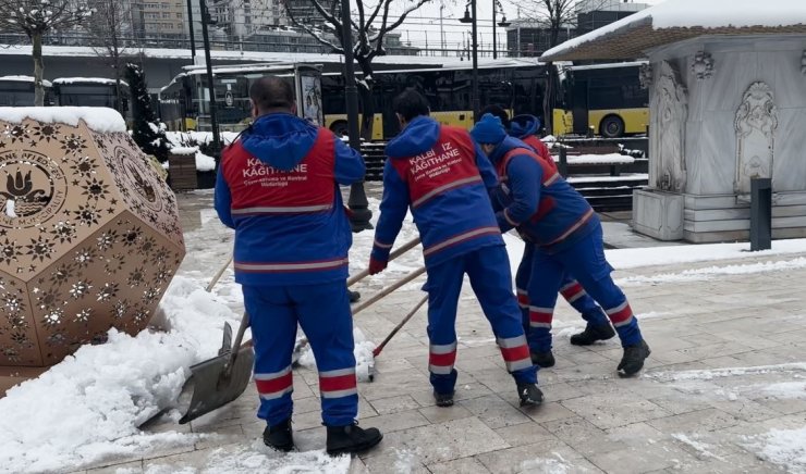 KAĞITHANE’DE KALDIRIMLARDAKİ KAR VE BUZLAR TEMİZLENİYOR