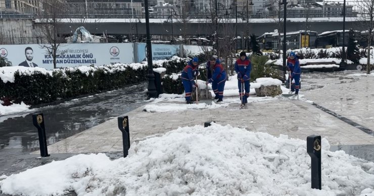 KAĞITHANE’DE KALDIRIMLARDAKİ KAR VE BUZLAR TEMİZLENİYOR