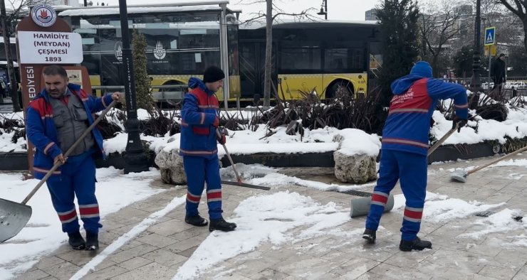 KAĞITHANE’DE KALDIRIMLARDAKİ KAR VE BUZLAR TEMİZLENİYOR