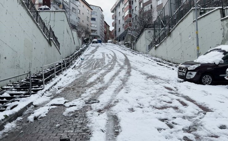 KAĞITHANE’DE YOKUŞTAN KAYAN ARAÇ, PARK HALİNDEKİ OTOMOBİLE ÇARPARAK DURDU