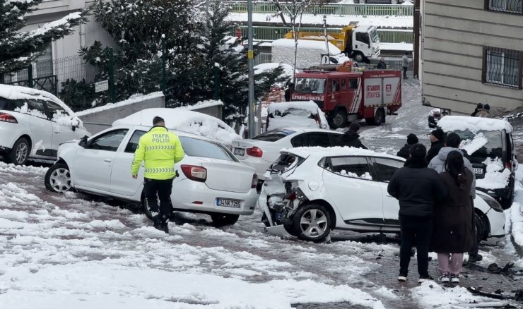 KAĞITHANE’DE YOKUŞTAN KAYAN ARAÇ, PARK HALİNDEKİ OTOMOBİLE ÇARPARAK DURDU