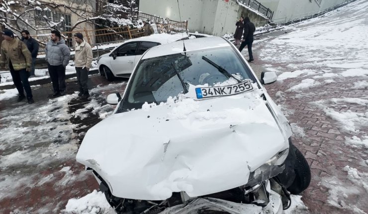 KAĞITHANE’DE YOKUŞTAN KAYAN ARAÇ, PARK HALİNDEKİ OTOMOBİLE ÇARPARAK DURDU